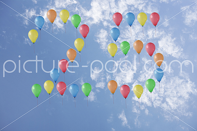 Jubiläumszahl 25 aus Luftballons vor Wolken