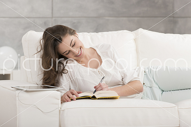 junge Frau lernt auf dem Sofa