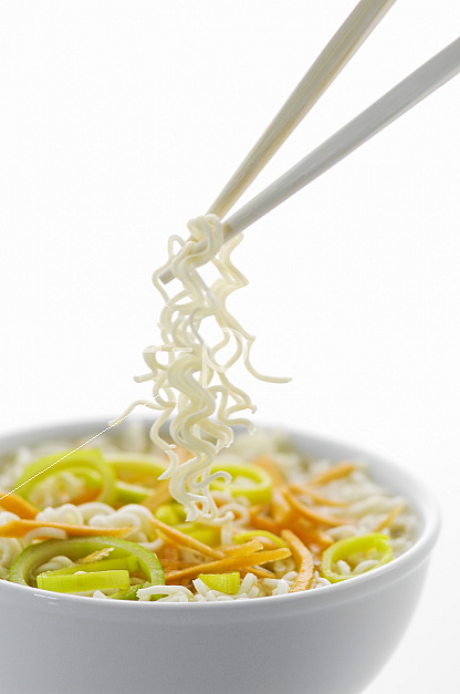 Asiatische Nudelsuppe mit Stäbchen Asiatische Nudelsuppe mit Stäbchen