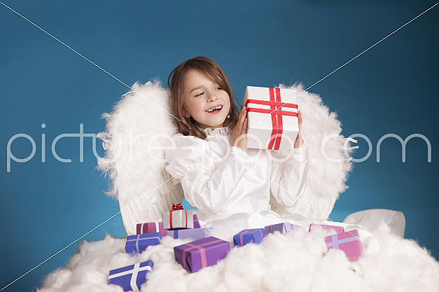 IPTC CAPTION-Field: Mädchen als Engel verkleidet mit Geschenk in der Hand