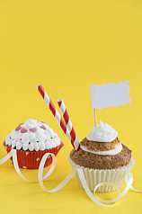 Cupcakes vor gelben Hintergrund