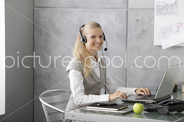 junge Businessfrau mit Headset