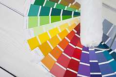 Farbpaletten mit Malerrolle