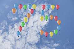 Jubiläumszahl 75 aus Luftballons vor Wolken