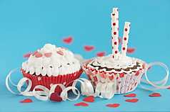 Cupcake vor blauem Hintergrund und Geburtstagskerzen