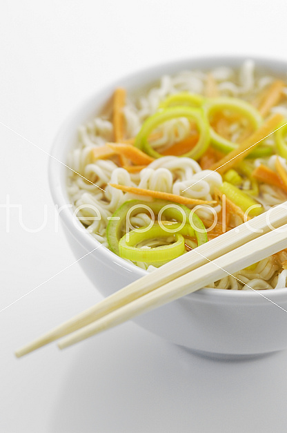Asiatische Nudelsuppe mit Stäbchen