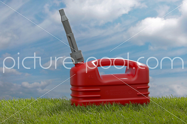 roter Benzinkanister im Gras