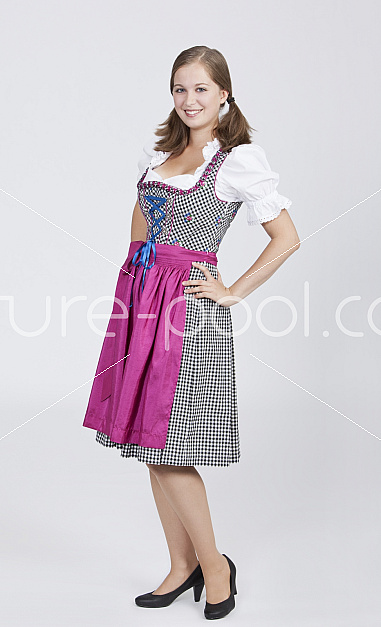 Junge Frau im Dirndl