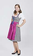 Junge Frau im Dirndl