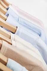 Kleidung auf Kleiderbügeln