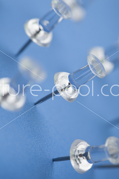 Pins auf blauem Hintergrund