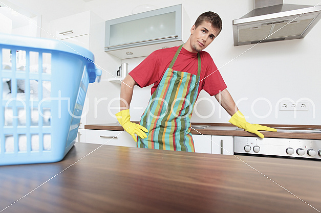 Mann macht Hausarbeit 