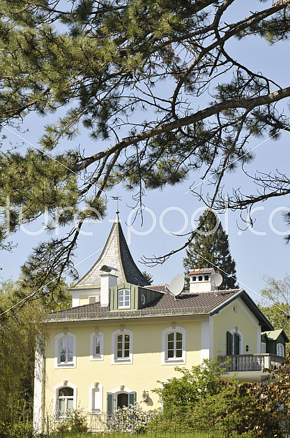 gelbe Villa mit Turmdach