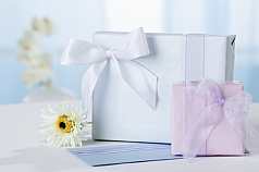 Zwei Geschenke mit Karte und Blume arrangiert