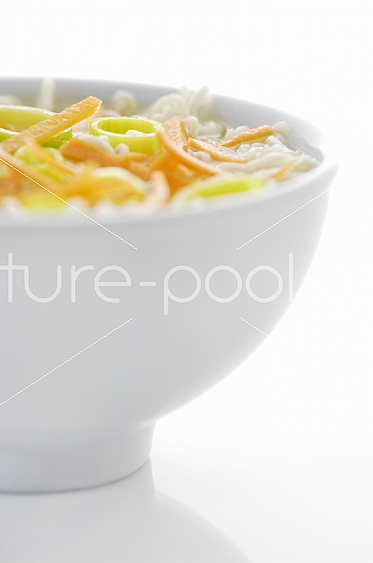 Asiatische Suppe vor weissem Hintergrund