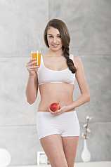 junge Frau mit Apfel und Saft 