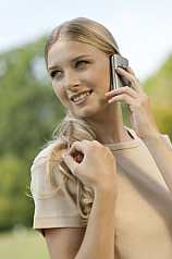 junge Frau telefoniert mit Handy