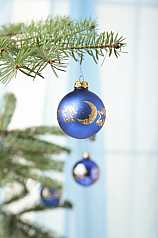 blaue Weihnachtkugeln am Tannenbaum