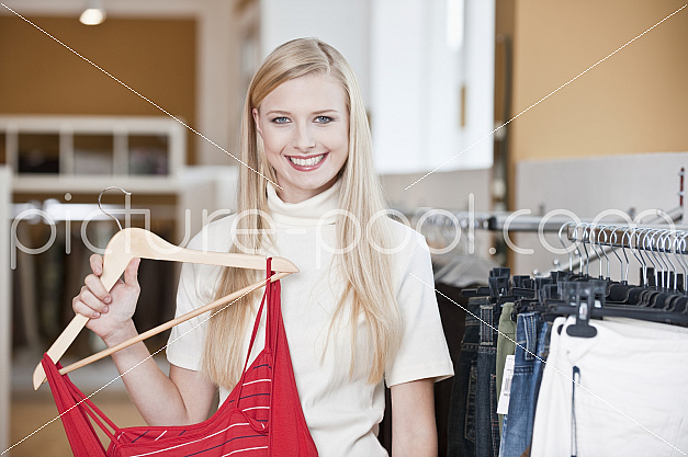 junge blonde Frau beim Shoppen in der Boutique