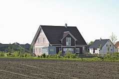 rotes Holzhaus, Feld