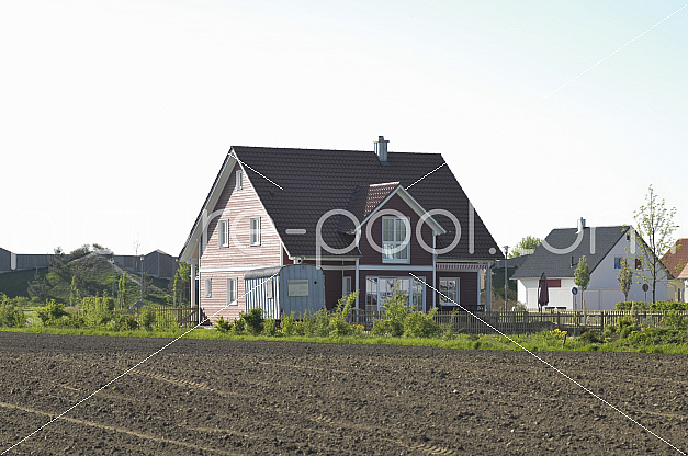 rotes Holzhaus, Feld