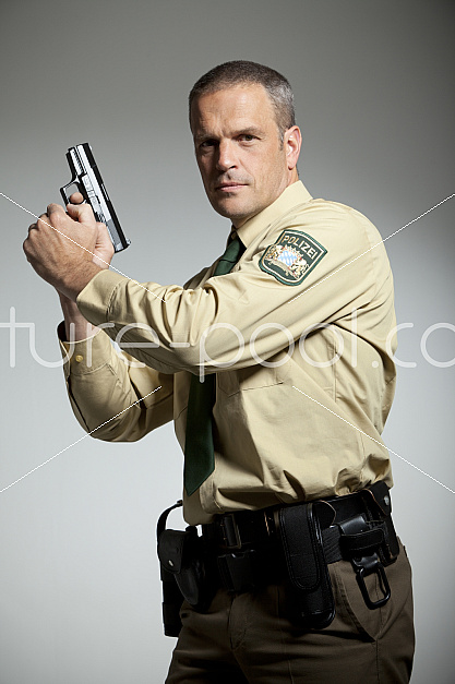 Polizist mit Pistole und Taschenlampe