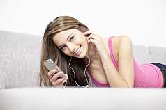 junge Frau hoert Musik