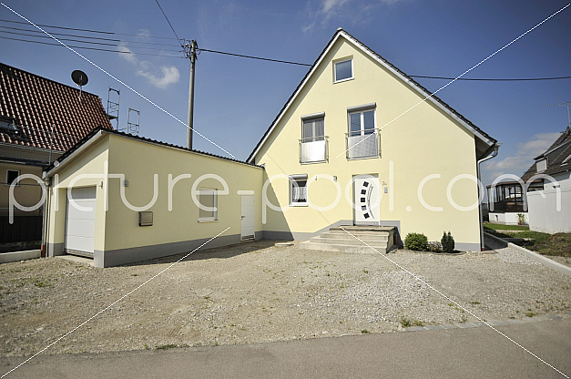 hellgelbes Einfamilienhaus