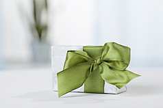 Ein kleines Geschenk mit großer grüner Schleife, Nahaufnahme