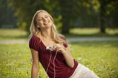 Portrait junge Frau hört Musik