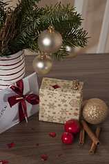 Geschenkpakete weihnachtlich mit Zimtstangen