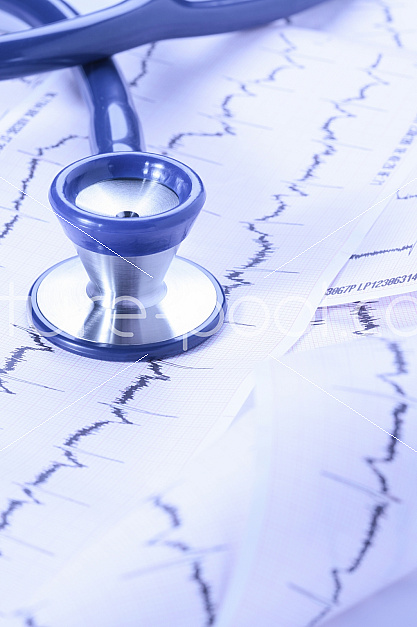 Stethoskop auf Herz EKG auswertungen