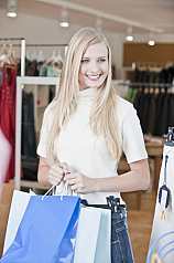 junge blonde Frau beim Shoppen in der Boutique