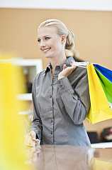 junge blonde Frau beim Shoppen in der Boutique