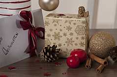 Geschenkpakete weihnachtlich mit Zimtstangen