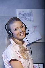 junge sportliche Frau mit Headset im Büro
