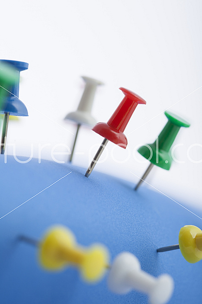 Pins auf blauem Untergrund Pins auf blauem Untergrund