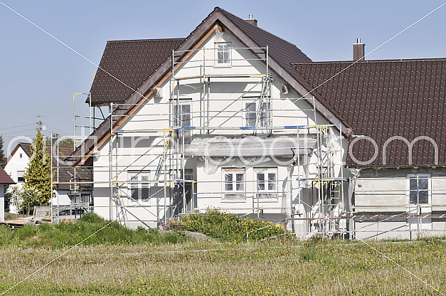 Haus mit Baugerüst