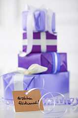 Vier violette Geschenke gestapelt unscharf, Glückwunschkarte vorne