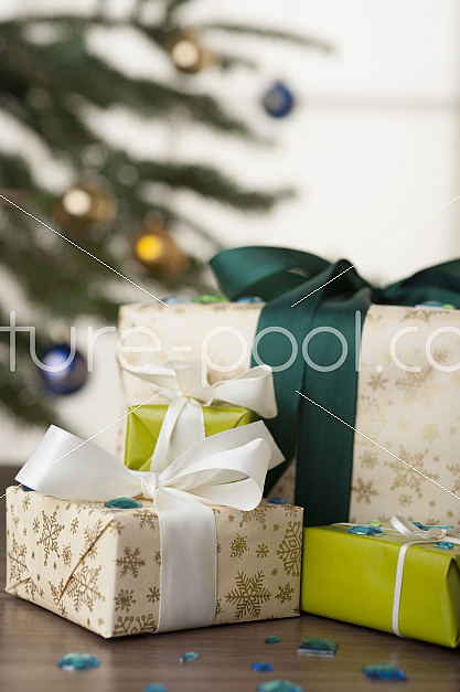 Geschenkpakete vor Christbaum