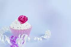 Cupcake mit kleiner Rose