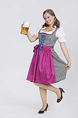 Junge Frau im Dirndl und einer Mass Bier