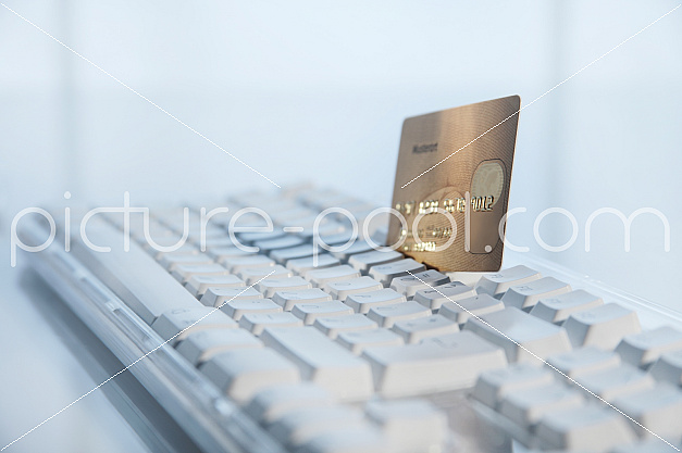 Goldene Kreditkarte steckt in Tastatur
