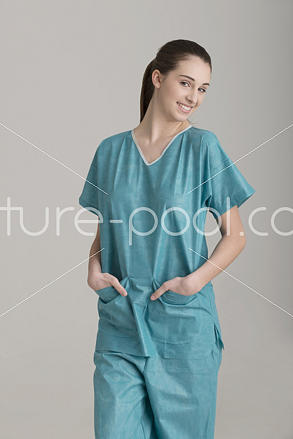 junge Krankenschwester in Arbeitskleidung junge Krankenschwester in Arbeitskleidung