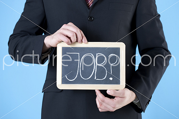 Businessmann hält Tafel mit Job-gesucht