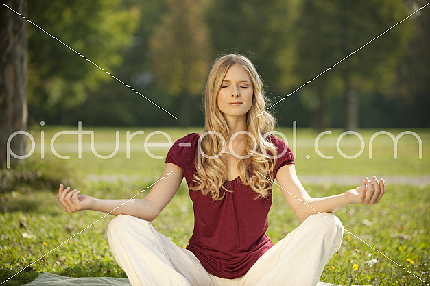 junge Frau macht Yoga im Park