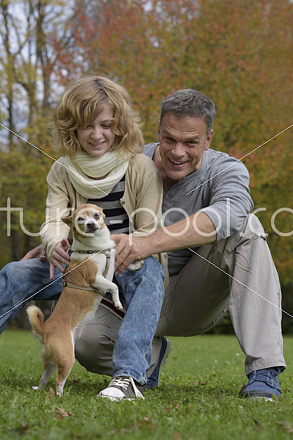 Vater und Tochter im Herbst