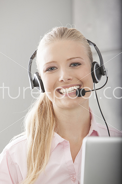 Frau telefoniert mit Headset