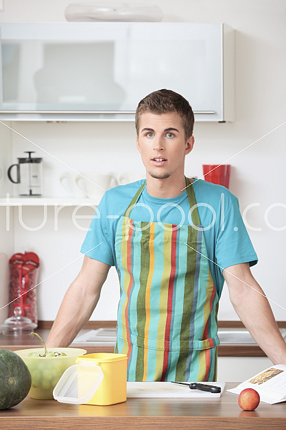 junger Mann in der Küche mit Obst 