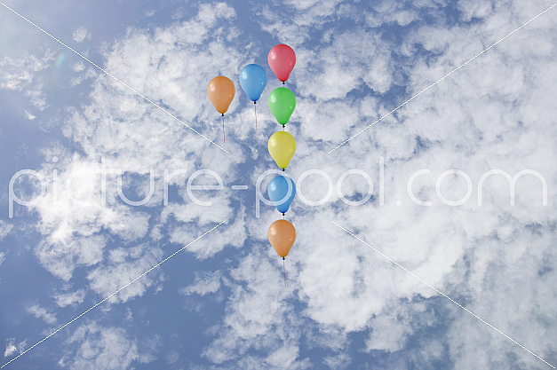 Jubiläumszahl 1 aus Luftballons vor Wolken